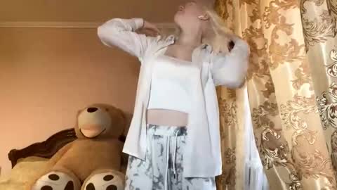 Snapshot of lindabreines chatting on 11/08/25, 09:09 Luna online show from 11/08/25, 09:09