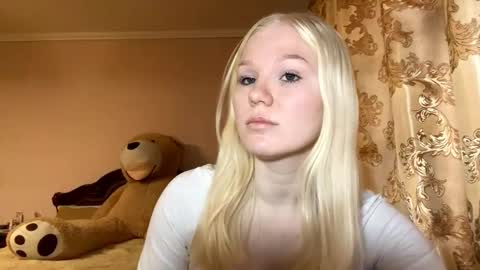 Snapshot of lindabreines chatting on 11/15/25, 09:50 Luna online show from 11/15/25, 09:50