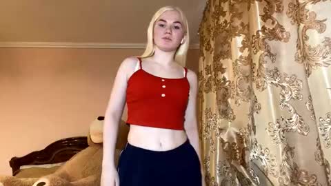 Snapshot of lindabreines chatting on 11/22/25, 10:36 Luna online show from 11/22/25, 10:36