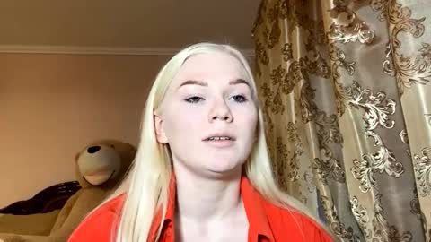 Snapshot of lindabreines chatting on 11/24/25, 12:05 Luna online show from 11/24/25, 12:05