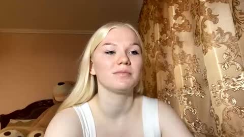 Snapshot of lindabreines chatting on 11/30/25, 10:19 Luna online show from 11/30/25, 10:19