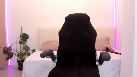 Snapshot of lindawhite_ chatting on 11/19/25, 04:40 Linda -- online show from 11/19/25, 04:40