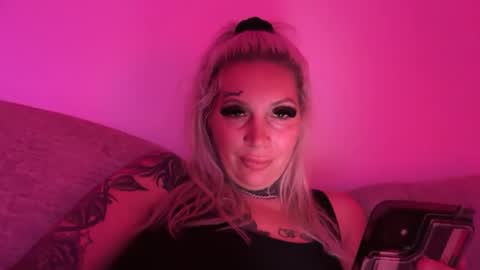 Snapshot of lindseysexii chatting on 11/03/25, 01:19 Lindzay online show from 11/03/25, 01:19