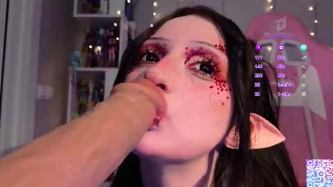 Snapshot of liniq chatting on 10/18/25, 09:48 Lina online show from 10/18/25, 09:48