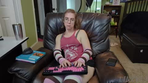 Snapshot of linzy19 chatting on 01/09/25, 08:33 Linzy19 online show from 01/09/25, 08:33