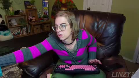 Snapshot of linzy19 chatting on 02/14/25, 03:43 Linzy19 online show from 02/14/25, 03:43