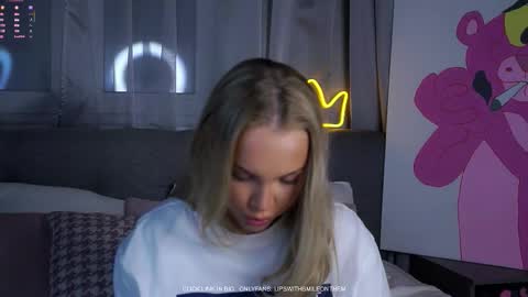 Snapshot of lipswithsmileonthem chatting on 12/18/25, 01:11 Amelia online show from 12/18/25, 01:11