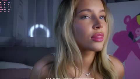 Snapshot of lipswithsmileonthem chatting on 12/19/25, 01:12 Amelia online show from 12/19/25, 01:12