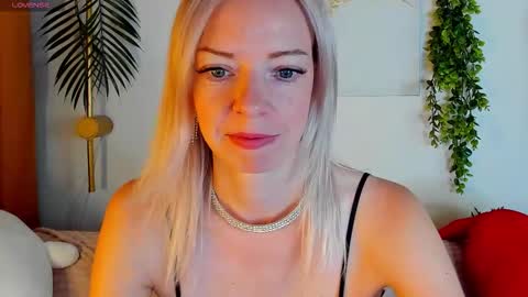Snapshot of lisa_magnusson chatting on 10/16/25, 01:17 Lisa online show from 10/16/25, 01:17