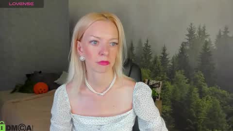 Snapshot of lisa_magnusson chatting on 10/26/25, 11:53 Lisa online show from 10/26/25, 11:53