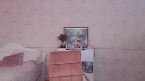 Snapshot of lissalucy chatting on 10/12/25, 07:51 Alice Dont forget to thumbs up its very important online show from 10/12/25, 07:51