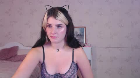 Snapshot of lissalucy chatting on 10/14/25, 09:32 Alice Dont forget to thumbs up its very important online show from 10/14/25, 09:32