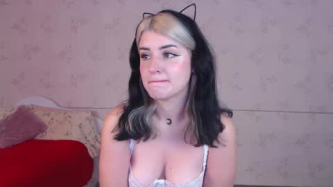 Snapshot of lissalucy chatting on 11/26/25, 08:37 Alice Dont forget to thumbs up its very important online show from 11/26/25, 08:37