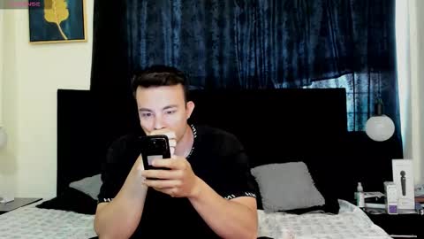 Snapshot of lissandthor chatting on 11/19/25, 01:22 Natalia and alejandro online show from 11/19/25, 01:22