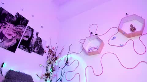 Snapshot of litcute_curly chatting on 12/02/24, 01:13 Aillyn online show from 12/02/24, 01:13