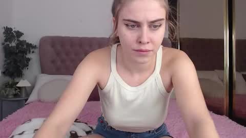 Snapshot of little_cu1tie chatting on 11/20/25, 08:14 Margo online show from 11/20/25, 08:14