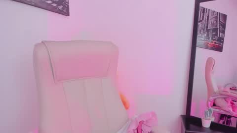 Snapshot of little_eli chatting on 02/19/25, 07:38 Help me reach 100 likes online show from 02/19/25, 07:38