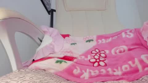 Snapshot of little_eli chatting on 03/05/25, 10:10 Help me reach 100 likes online show from 03/05/25, 10:10