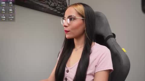 Snapshot of little_eli chatting on 11/19/25, 07:14 Help me reach 100 likes online show from 11/19/25, 07:14