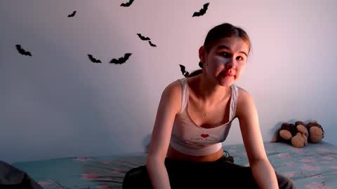 Snapshot of little_owlx chatting on 10/15/25, 10:10 Alice.. online show from 10/15/25, 10:10