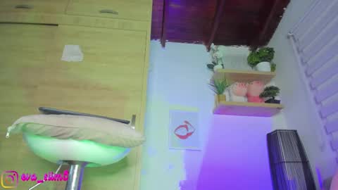 Snapshot of little_red_18 chatting on 11/21/25, 08:07 Eva online show from 11/21/25, 08:07