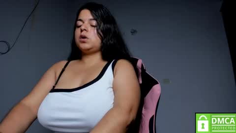 Snapshot of little_shaara chatting on 11/19/25, 08:36 Shaara online show from 11/19/25, 08:36