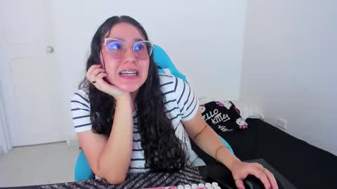 Snapshot of little_sparkles_0f_l0v3 chatting on 11/22/25, 07:57 Laire online show from 11/22/25, 07:57