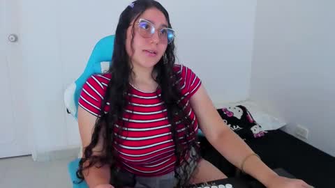 Snapshot of little_sparkles_0f_l0v3 chatting on 11/23/25, 06:41 Laire online show from 11/23/25, 06:41