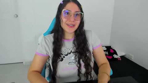 Snapshot of little_sparkles_0f_l0v3 chatting on 11/26/25, 01:17 Laire online show from 11/26/25, 01:17