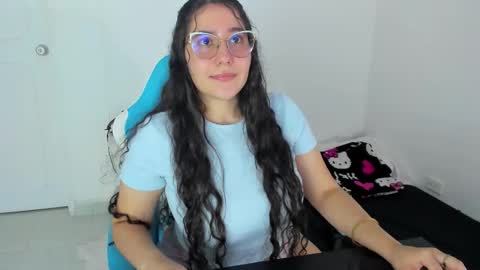 Snapshot of little_sparkles_0f_l0v3 chatting on 11/28/25, 10:01 Laire online show from 11/28/25, 10:01