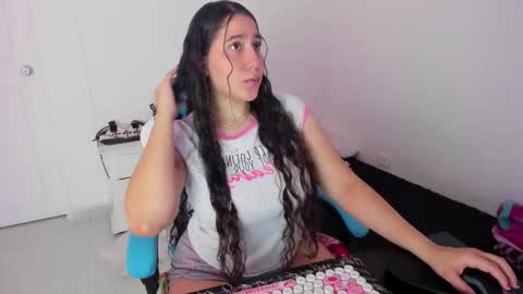 Snapshot of little_sparkles_0f_l0v3 chatting on 11/30/25, 08:13 Laire online show from 11/30/25, 08:13