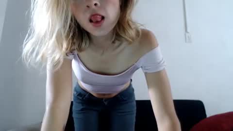 Snapshot of littlebell44 chatting on 05/22/26, 02:01 sofia online show from 05/22/26, 02:01