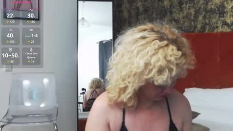 Snapshot of littlecurlygirll chatting on 12/05/25, 07:43 LittleCurlyGirll online show from 12/05/25, 07:43