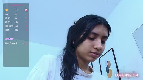 Snapshot of littlee_emilyy_ chatting on 12/01/24, 04:29 Emily  online show from 12/01/24, 04:29