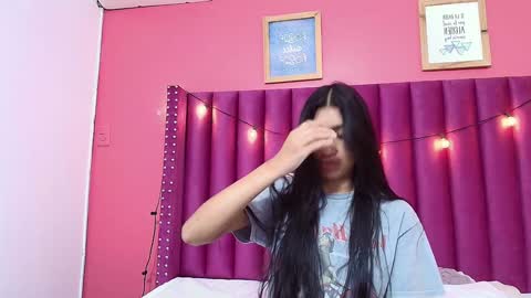 Snapshot of littlee_emilyy_ chatting on 01/22/25, 09:02 Emily  online show from 01/22/25, 09:02