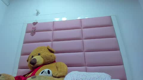 littlee_emma_ online show from 02/01/25, 06:21