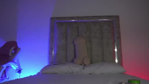 littlee_emma_ online show from 06/26/26, 12:26