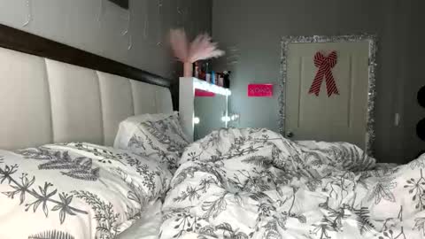LittleMomma online show from 01/28/25, 06:05