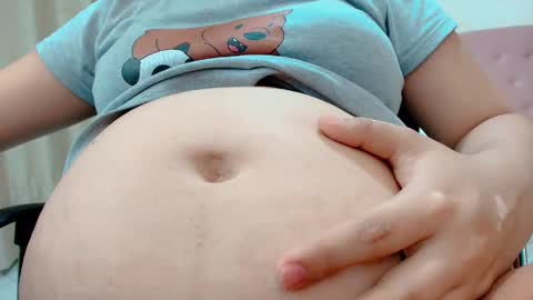 Snapshot of littlemolly_pregnant chatting on 12/19/25, 01:01 Sarahs Room online show from 12/19/25, 01:01