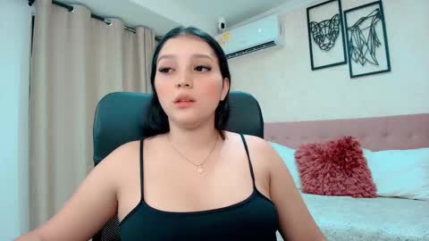 Snapshot of littlemolly_pregnant chatting on 12/19/25, 11:12 Sarahs Room online show from 12/19/25, 11:12