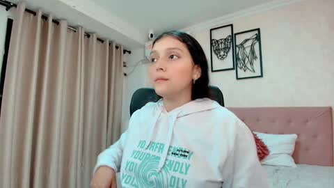 Snapshot of littlemolly_pregnant chatting on 03/09/26, 02:15 Sarahs Room online show from 03/09/26, 02:15