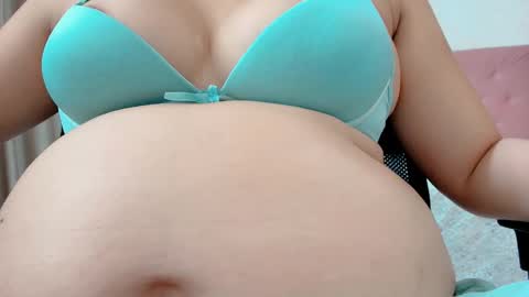 Snapshot of littlemolly_pregnant chatting on 03/19/26, 01:09 Sarahs Room online show from 03/19/26, 01:09