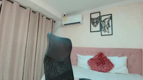 Snapshot of littlemolly_pregnant chatting on 05/20/26, 01:56 Sarahs Room online show from 05/20/26, 01:56