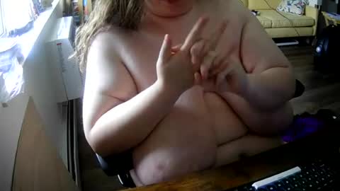 Snapshot of littlepeach99 chatting on 06/18/26, 11:31 Loryn online show from 06/18/26, 11:31