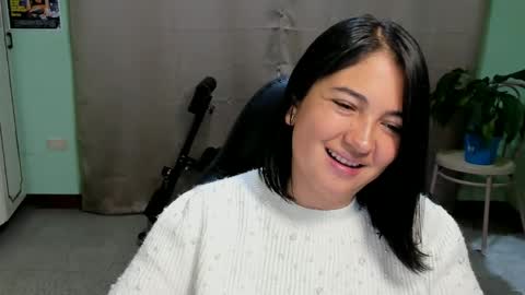 Snapshot of littleprety6969 chatting on 10/15/25, 06:35 Mia Wednesday to Sunday 730 am to 1030 am Colombian Hour D online show from 10/15/25, 06:35