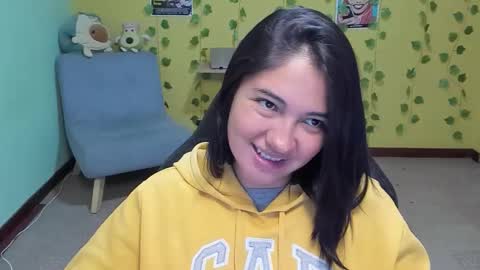 Snapshot of littleprety6969 chatting on 11/21/25, 04:33 Mia Wednesday to Sunday 730 am to 1030 am Colombian Hour D online show from 11/21/25, 04:33