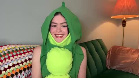 Snapshot of littlesugarpea chatting on 01/04/25, 12:48 Little Sugar Pea online show from 01/04/25, 12:48