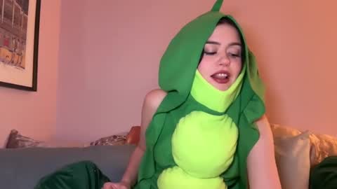 Snapshot of littlesugarpea chatting on 01/05/25, 12:09 Little Sugar Pea online show from 01/05/25, 12:09