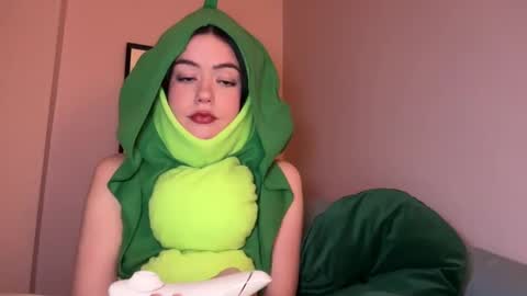 Snapshot of littlesugarpea chatting on 01/08/25, 11:41 Little Sugar Pea online show from 01/08/25, 11:41