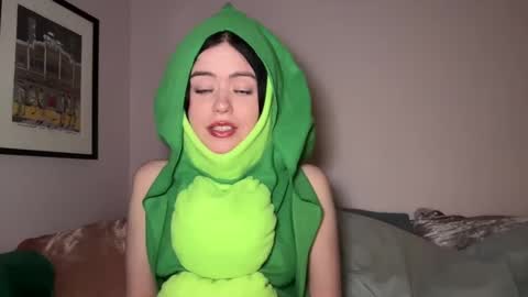 Snapshot of littlesugarpea chatting on 01/15/25, 12:41 Little Sugar Pea online show from 01/15/25, 12:41